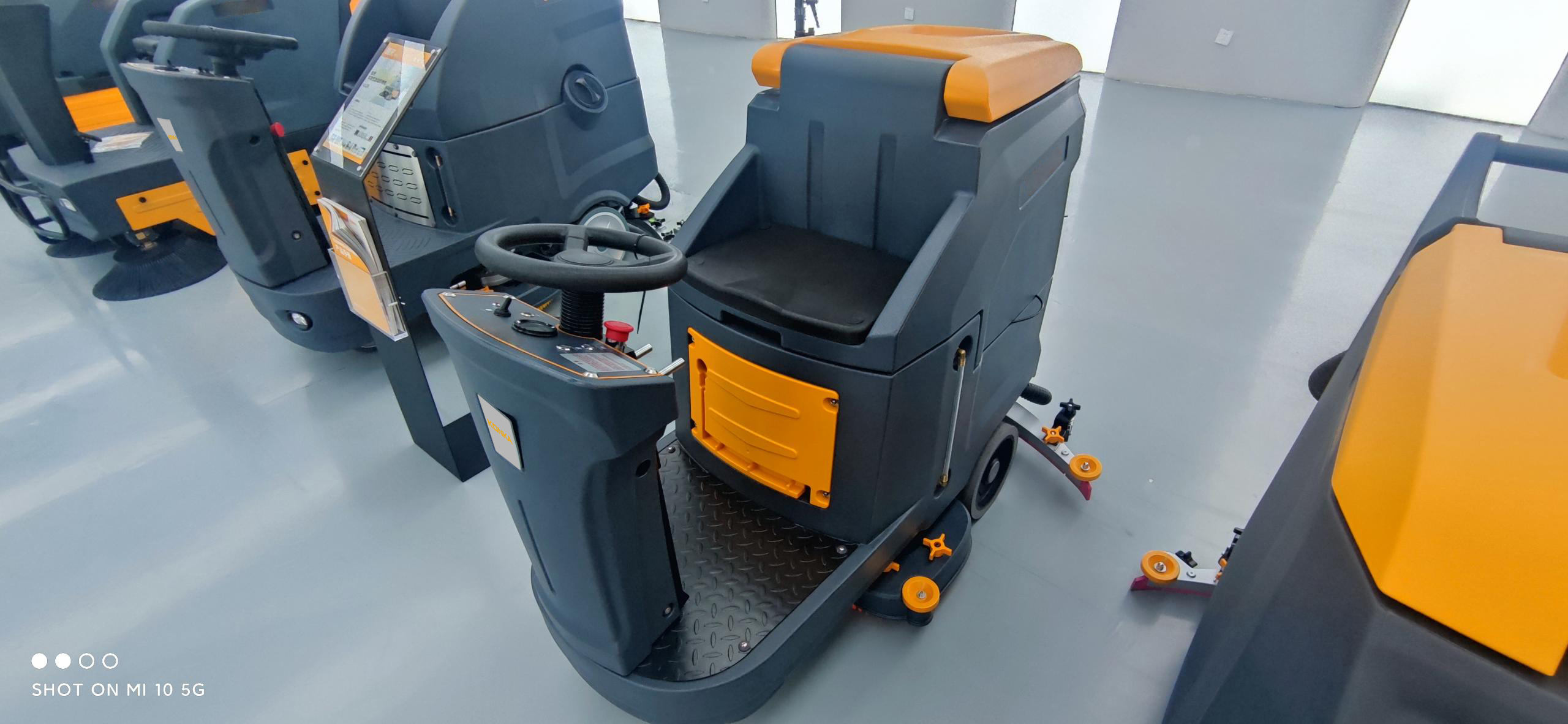 駕駛式洗地機(jī)清潔到位嘛？效率如何