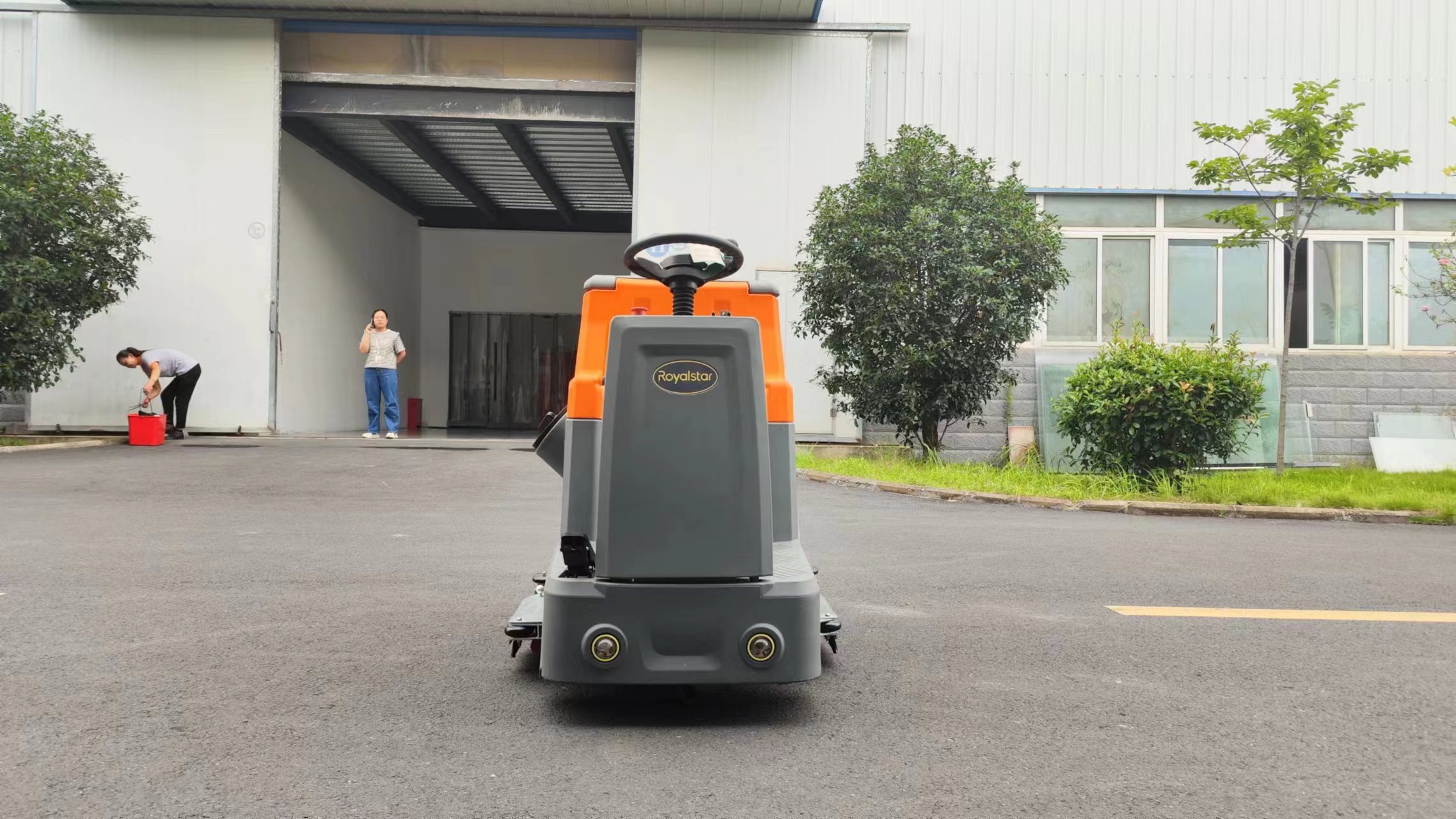 駕駛式洗地機(jī)可以在哪些場(chǎng)景使用 駕駛式洗地機(jī)可以在哪些場(chǎng)景使用